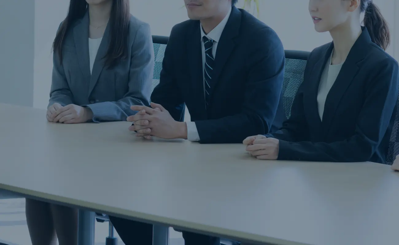 面談している3人の写真