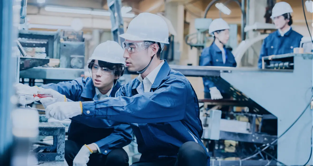 現場社員が作業をする様子